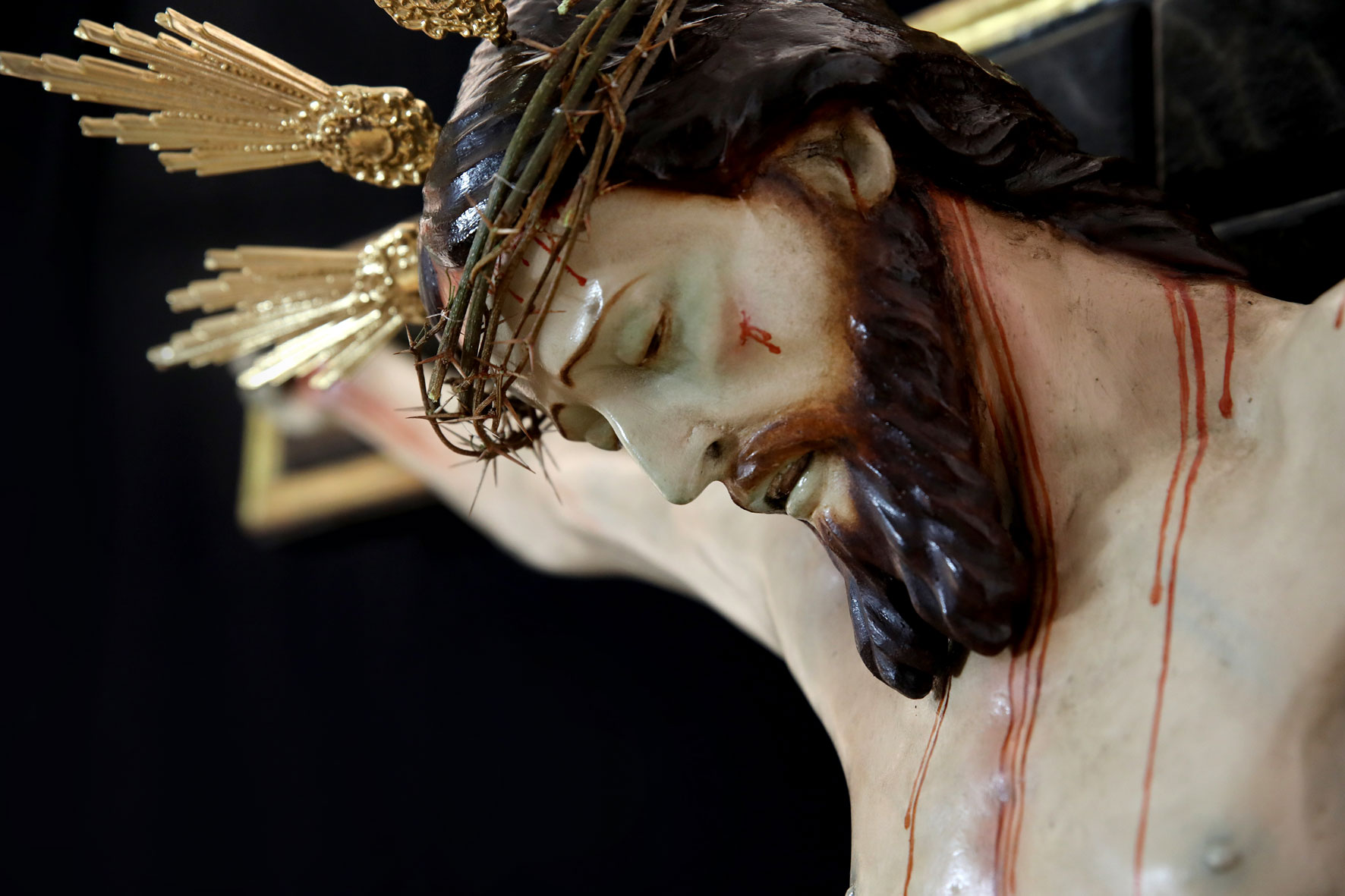 Foto lateral del Cristo de la Capilla del Cementerio de San Miguel